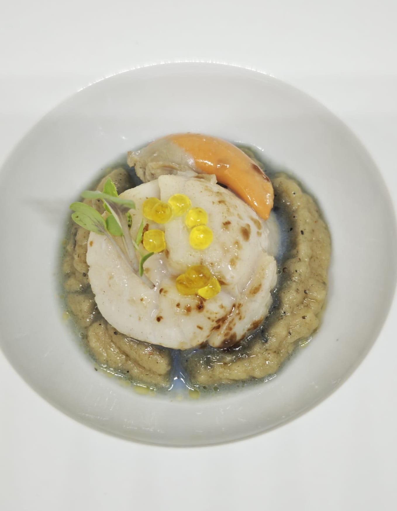 Vieira fresca a la plancha con crema de berenjena ahumada y caviar de aceite en El Racó de Huelva, Mollet del Vallès
