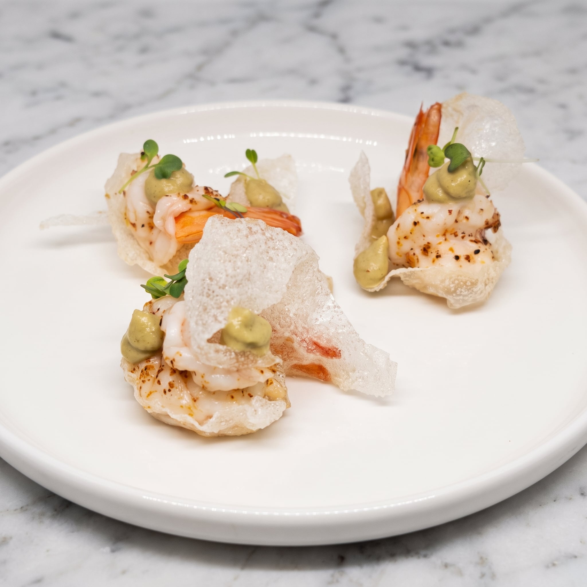 Langostinos de Sanlúcar con crujiente de arroz y puntos de berenjena ahumada